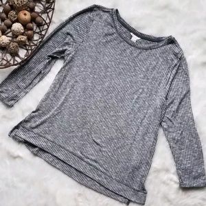 H&M gray ribbed top with cuffed sleeve